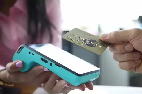 bigstock-Man-Holds-Contactless-Credit-C-358563611_600x